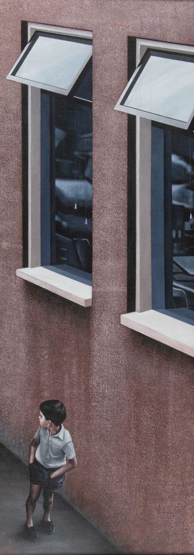 Ragazzino Davanti All'edificio