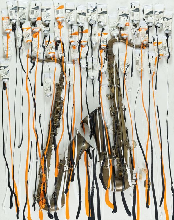 Arman : Senza titolo  (2002)  - Accumulazione di tubetti e sassofono tagliato montato su tela riportata su tavola - Asta Arte Moderna e Contemporanea, '800 e'900 - Fabiani Arte