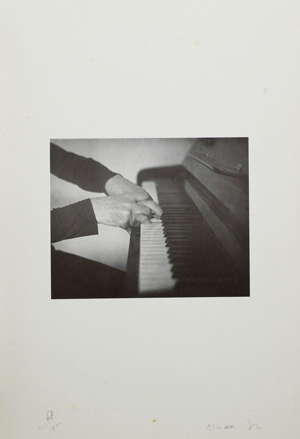 Giuseppe Chiari : Mani sul piano  (1972)  - Litografia su cartoncino - Asta Arte Moderna e Contemporanea, '800 e'900 - Fabiani Arte
