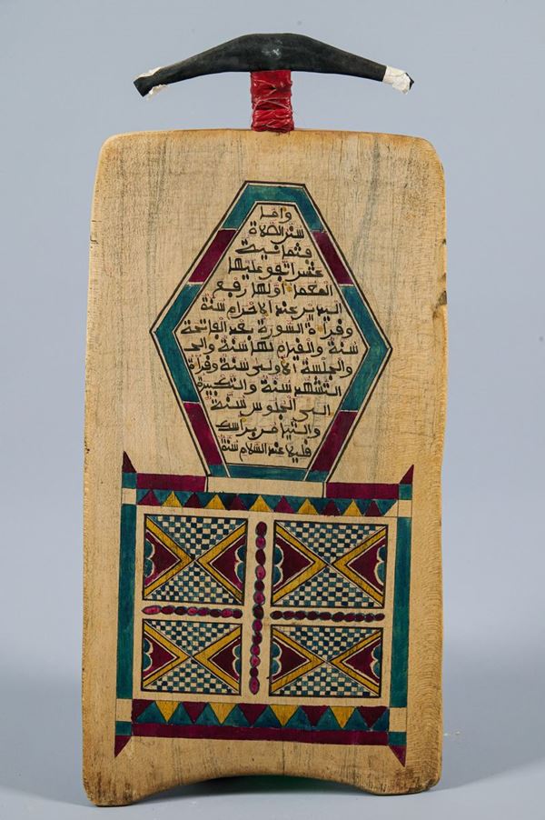 Tavola coranica Haussa  (XX secolo)  - Tavola in legno dipinta, h. cm. 59 - Asta Asta di Arte Etnografica e Tribale - Fabiani Arte