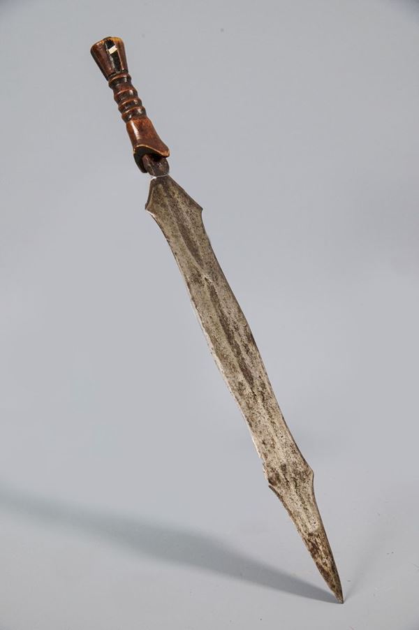 Spada Salampasu  (Prima metà XX secolo)  - Spada in ferro e legno cm. 56x8 - Asta Asta di Arte Etnografica e Tribale - Fabiani Arte