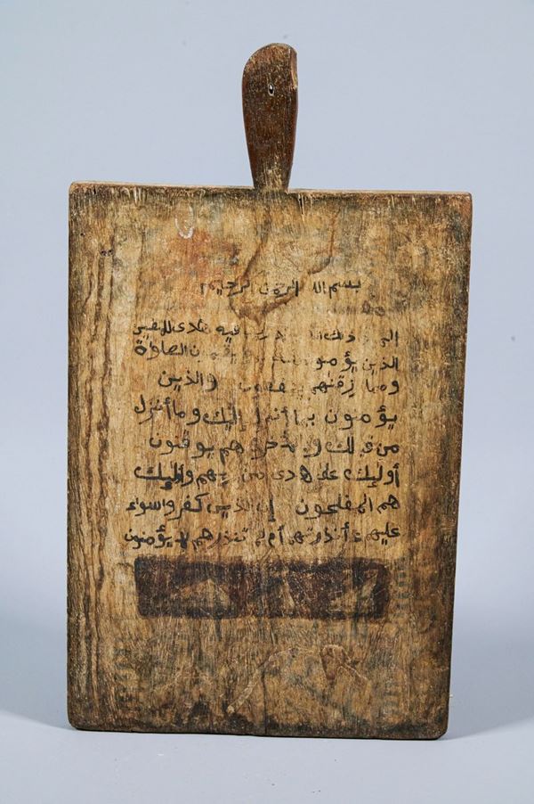 Tavola coranica  (XX secolo)  - Tavola in legno dipinta h. cm. 51 - Asta Asta di Arte Etnografica e Tribale - Fabiani Arte