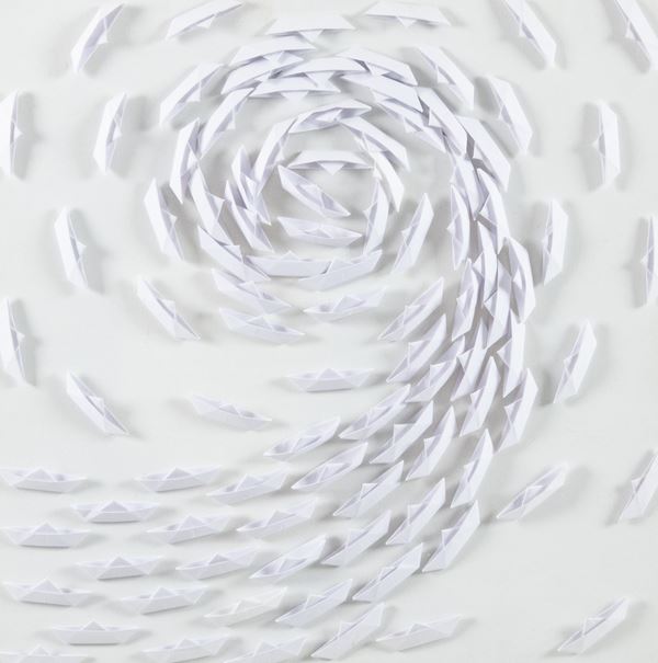Riccardo Gusmaroli : Vortice bianco  (2013)  - Barche di carta su tela - Asta Asta  [..]