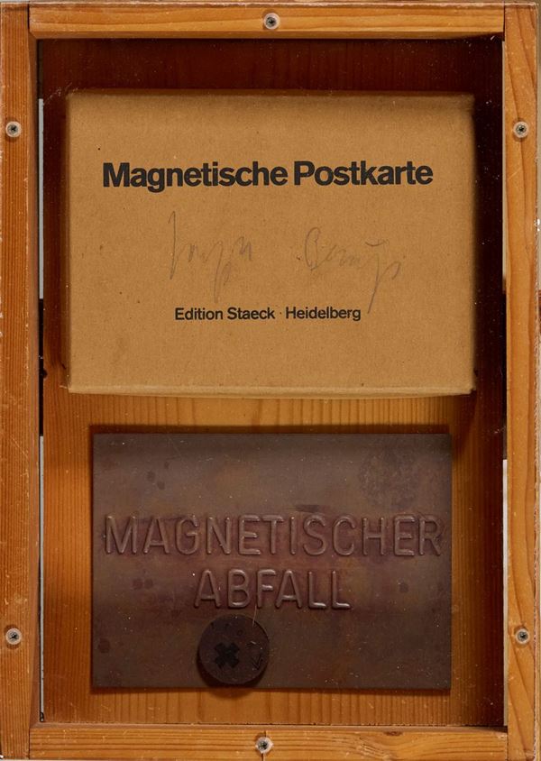 Joseph Beuys : Magnetische Postkarte  (1975)  - Multiplo in ferro, magnete e scatola  [..]