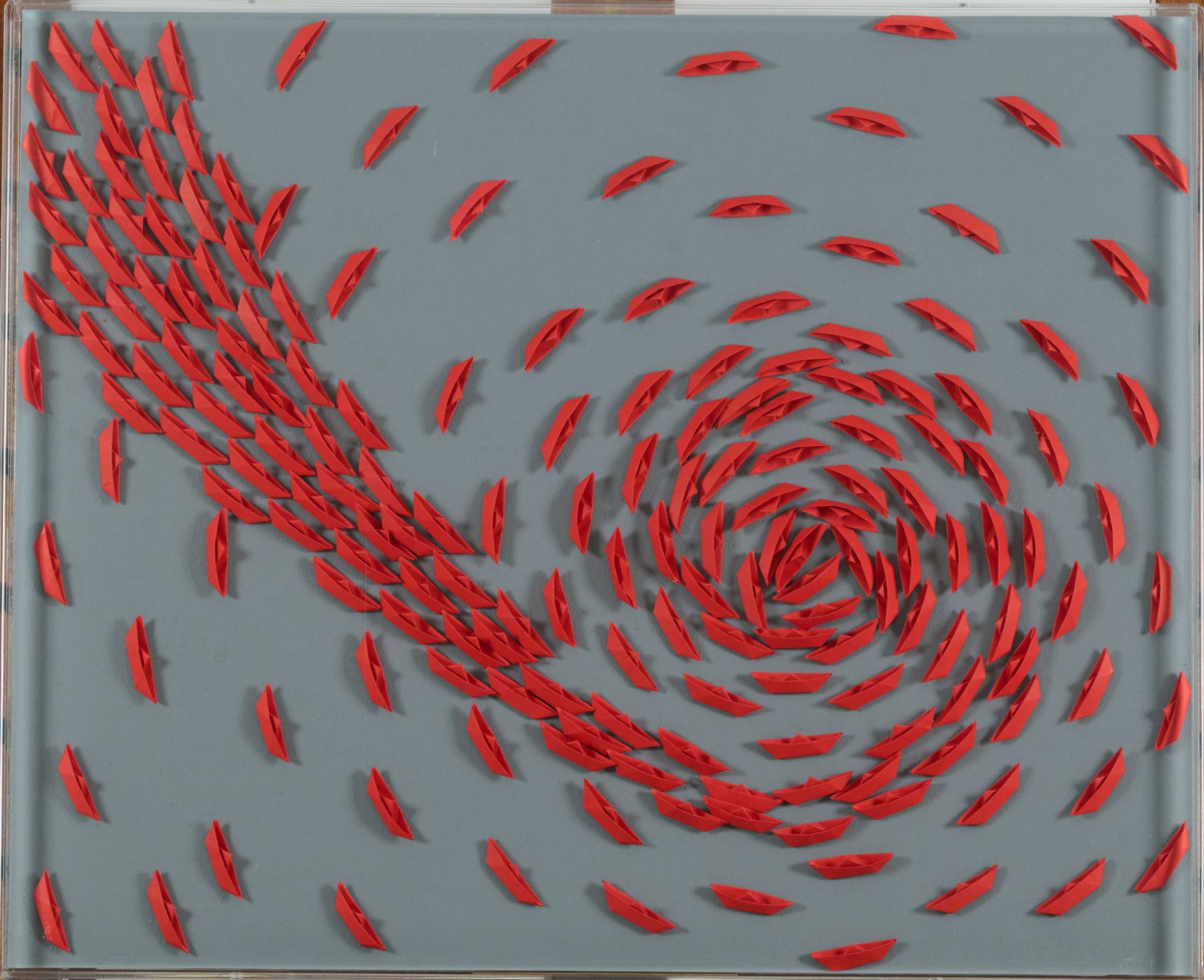 Riccardo Gusmaroli - Vortice rosso, barche di carta su tela, 2023