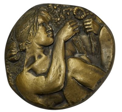Donna con fiori, bassorilievo in bronzo