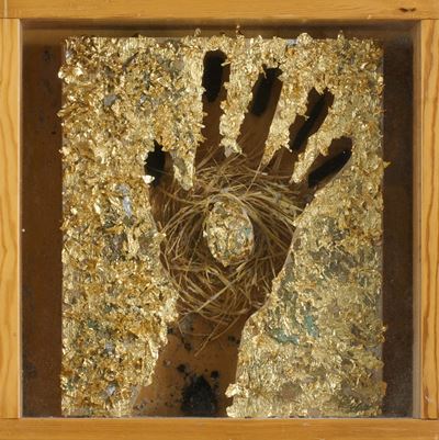 Senza titolo (scultura assemblata), legno di pino di Russia, vetro, paglia, foglia oro e uovo
