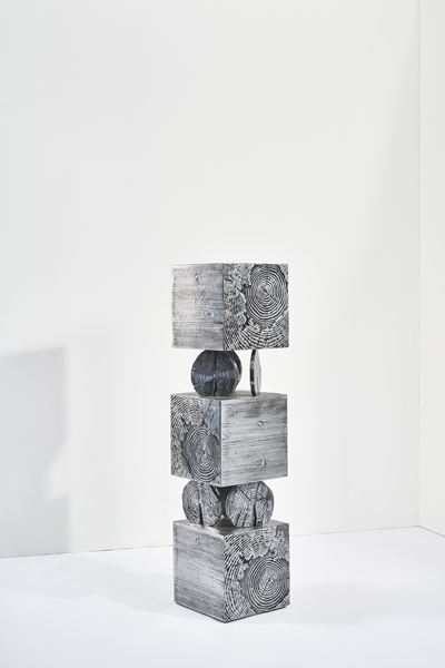 Totem contenitore in fusione di alluminio (ante aperte e chiuse)