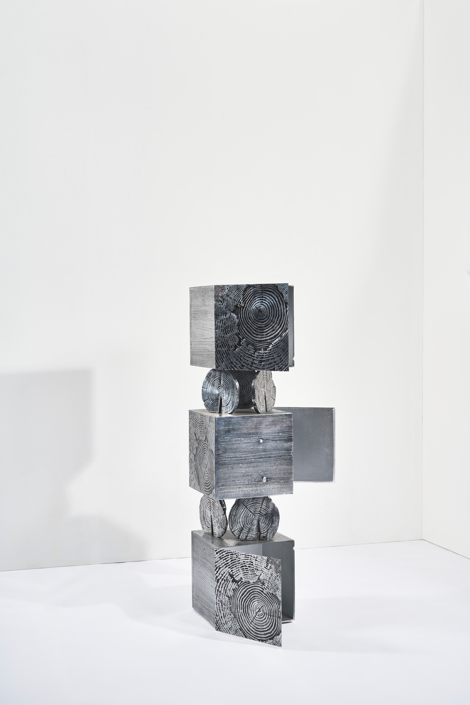 Andrea Salvetti - Totem contenitore in fusione di alluminio (ante aperte e chiuse)